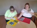 1. Wychowanki wykonują pracę plastyczną wakacyjne wspomnienia 