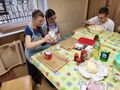 1. Uczennice odmierzają skladniki na pizzę