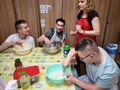 2. Darek Bartosz oraz Jakub przygotowują ciasto na pizzę