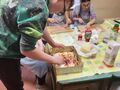 5. Mateusz rozporowadza przecier pomidorowy na cieście