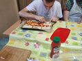 7.Darek układa drugą warstwę sera żółtego