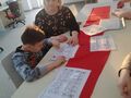 2. Wychowanek z pomocą nauczyciela rozwiązuje zadanie. 