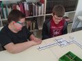 1. Wychowankowie układają puzzle dla robota. 
