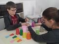 2. Wychowankowie wspólnie układają kubki. 