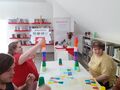 3. Dziewczyny układają kubki. 