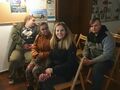 Uczniowie wraz z nauczycielką siedzą na widowni