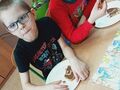 12. Uczniowie jedzą babkę 