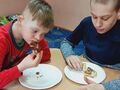 15. Uczniowie podczas jedzenia babki 