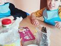 2. Uczniowie podczas zajęć kulinarnych 
