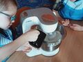5. Uczeń dodaje cukier do białek 