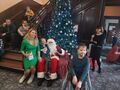 5 Na zdjęciu klasa IIb IIIb wraz z wychowawczynią panią Leną K. Na zdjęciu widać również p. wicedyrektor. Na schodach siedzą uczniowie z pozostałych klas. Na klanach Mikołaja siedzi u