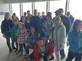 Grupa uczniów i nauczycieli pozują do zdjęcia w sky tower