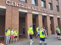 3.uczniowie stoją przed centrum nauki i techniki