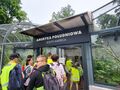 5.uczniowie wchodzą do pawilonu z napisem Ameryka Południowa w ZOO