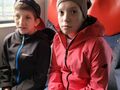 1. Dziewczynka i chłopiec siedzą w pociągu 