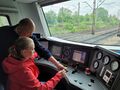 5. Dziewczynka z pomocą pana maszynisty kieruje pociągiem 