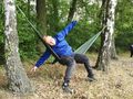 Szymon cieszy się siedząc na hamaku
