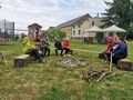 harcerze śpiewają przy ognisku