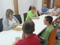 1. Wychowankowie i nauczyciele słuchają czytanych wierszy przez panią bibliotekarkę. 