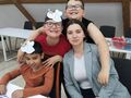 5. Wychowankowie pozują do zdjęcia. 