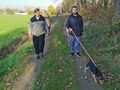 Roman z Maciejem spacerują Maciej prowadzi psa na smyczy