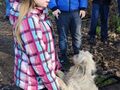 Marta patrzy na pieska który wskoczył na nią i chce się bawić