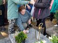 6. uczniowie na cmentarzu