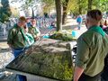 8. uczniowie na cmentarzu