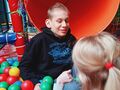 2. Uczeń zjeżdżający w kolorowe kulki 