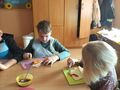 4. Uczniowie przygotowują pizzę 