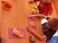 8. Uczniowie podczas jedzenia przygotowanej pizzy 