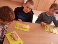 9. Uczniowie jedzą przygotowaną przez siebie pizzę 