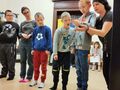 5. Uczeń z pomocą nauczyciela rzuca kasztanem do celu 