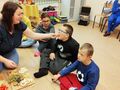 8. Nauczyciel podaje warzywo uczniowi 