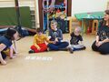 2. Uczniowie odtwarzający gesty Makaton po nauczycielu 