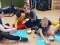 4. Uczniowie wyklejają śnieżynki z cukru 