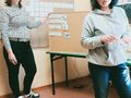 dwie nauczycielki stoją w klasie przy tablicy korkowej