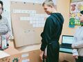 5. Uczeń rozwiązuje krzyżówkę przy planszy z szarego papieru obok nauczycielka
