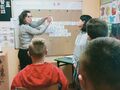 7. dwie nauczycielki prezentują plan aktywności przy tablicy z szarego papieru, uczniowie siedzą na krzesłach