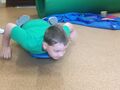 7. Uczeń odpycha się rękoma na deskorolce 