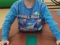 8. Uczeń ćwiczy na materacu 