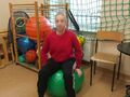 3. Uczennica ćwiczy na piłce rehabilitacyjnej z kolcami 