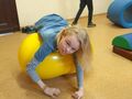 4. Uczennica ćwiczy na piłce rehabilitacyjnej tzw. fasolce 