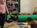 1. Uczniowie chodzą po ścieżce sensorycznej 