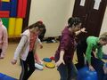 11. Uczniowie chodzą po ścieżce i ćwiczą na piłce 