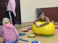 6. Uczniowie ćwiczą na piłce deskorolce chodzą po linie 