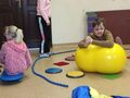 8. Uczniowie ćwiczą na piłce deskorolce i chodzą po linie 