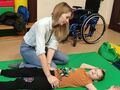 2. Nauczyciel robi masaż uczniowi który leży na materacu 