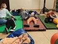 3. Uczniowie nawzajem robią sobie masaż przy spokojnej muzyce