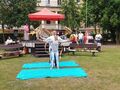 12 grupa tanczena wykonuje występ trzymają wstążki w rękach stoją jeden za drugim